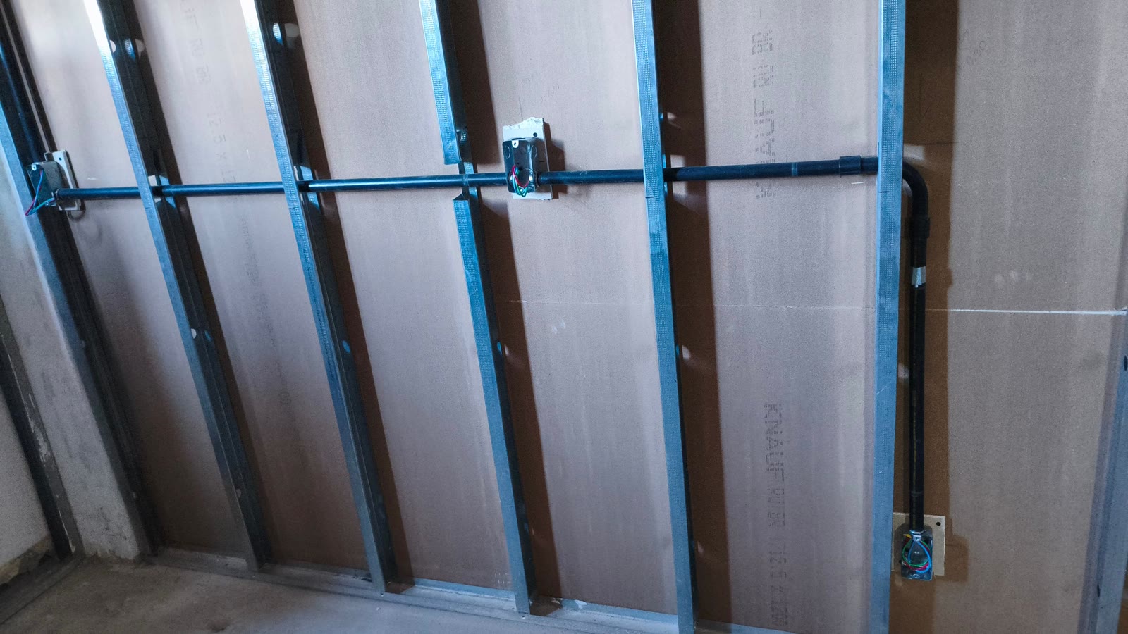 Infraestrutura elétrica aparente instalada em estrutura de parede