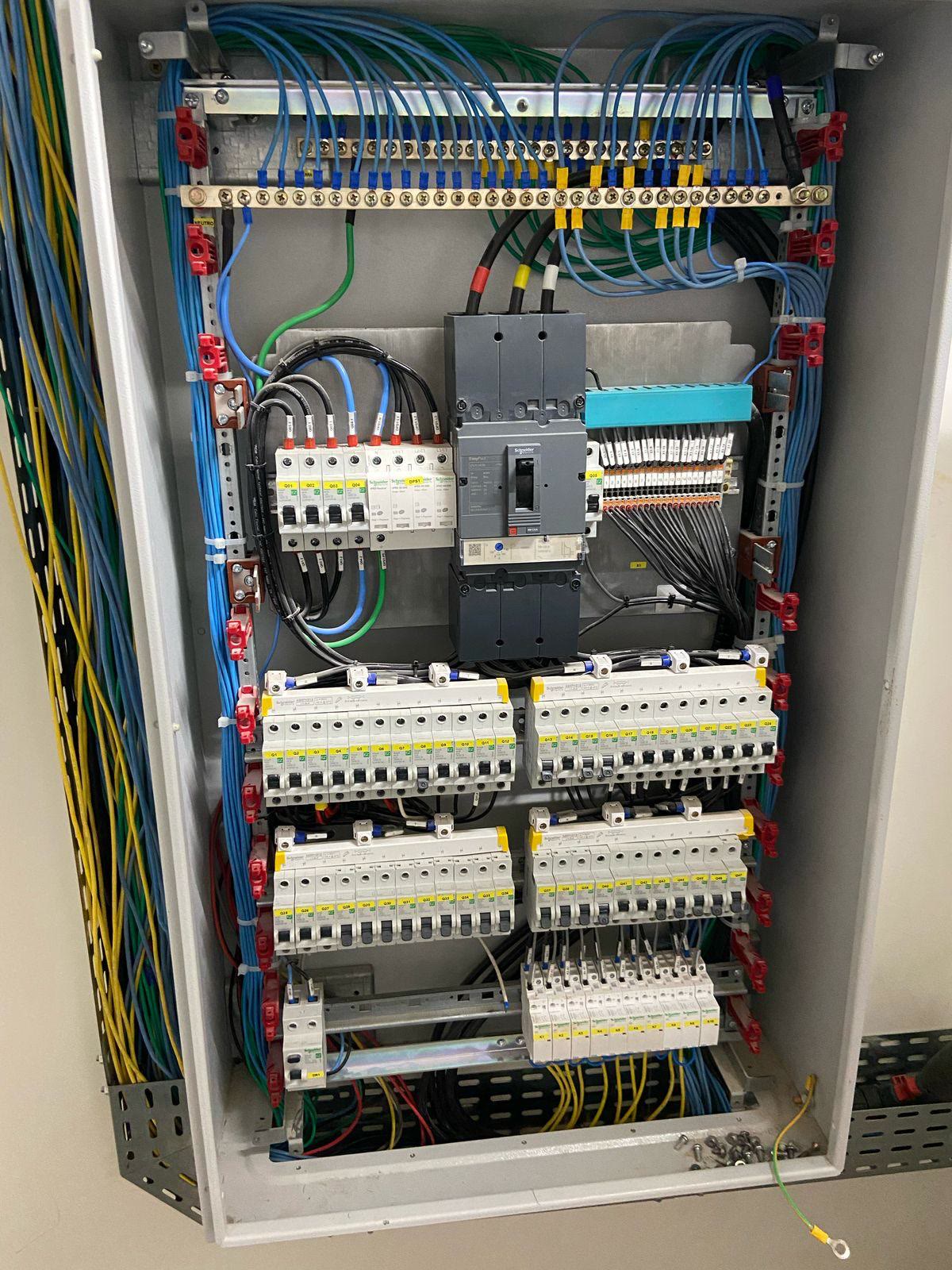 Quadro elétrico com circuitos e componentes identificados